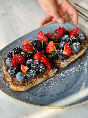Hazelnut-Chocolate & Berry Toast