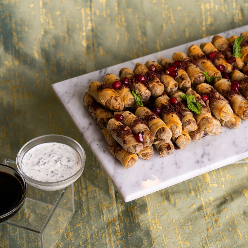 Ikki mushuk bilan ayol porno