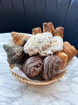 Assorted Croissants Basket (14 pcs) 